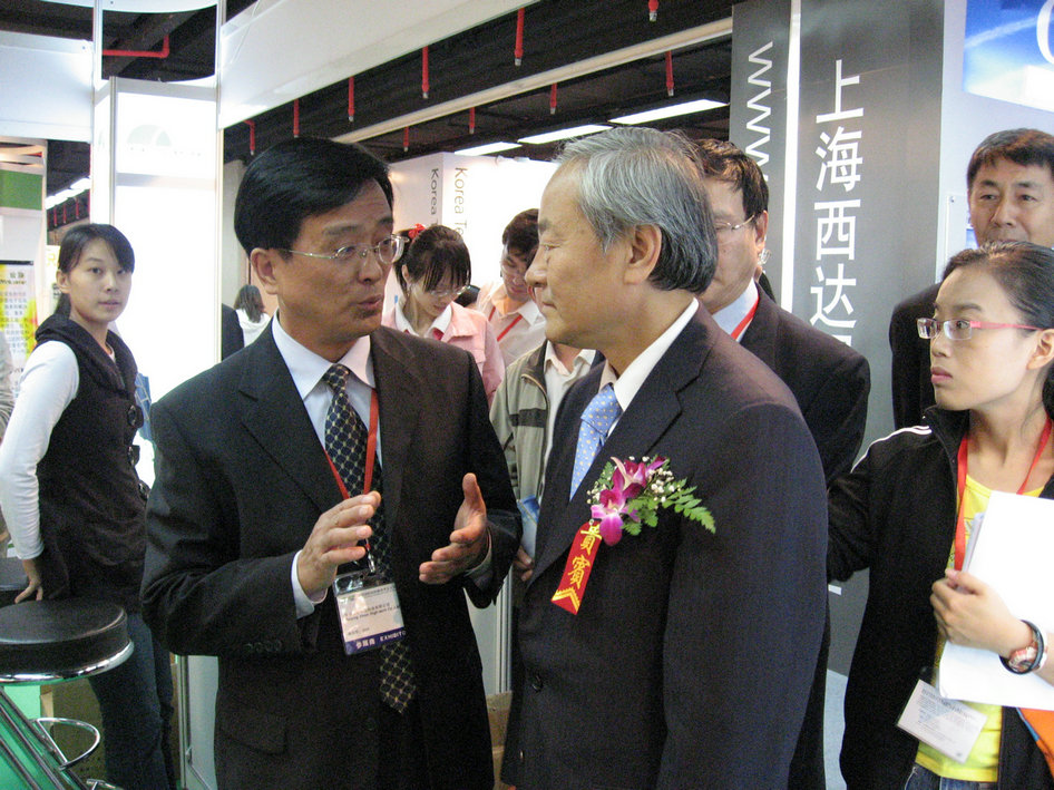 中國紡織工業(yè)協(xié)會原主席杜玉洲聽取康益公司技術(shù)中心主任王興福教授匯報科研工作