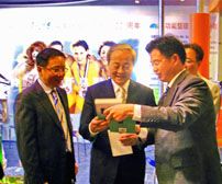 公司領(lǐng)導(dǎo)向國家紡織工業(yè)局杜鈺洲局長贈(zèng)送本公司總經(jīng)理商成杰主編、紡織出版社出版的工具書（2009）